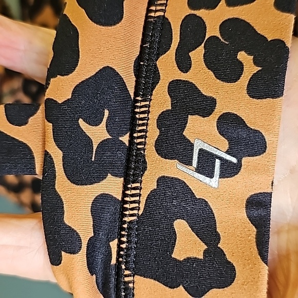 Designed by Fittin, active wear sports/dra,‎ size large. Animal Print. Nice cond - Picture 4 of 8